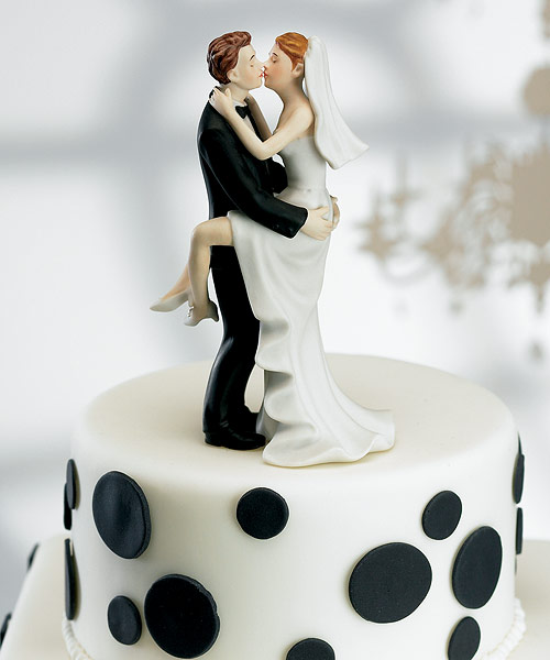 wedding cake toppers kissing couple